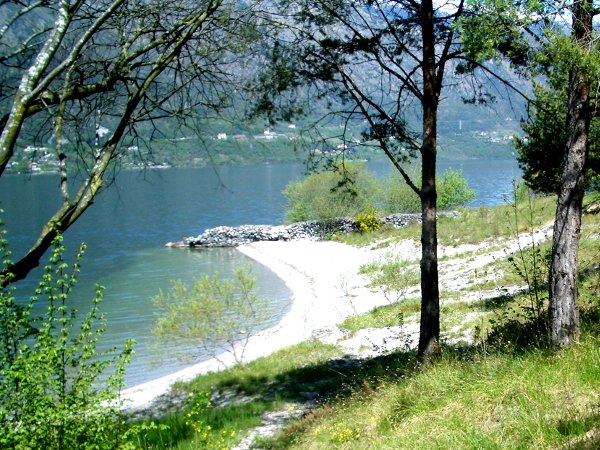 villa-idro-lake-beach-wild