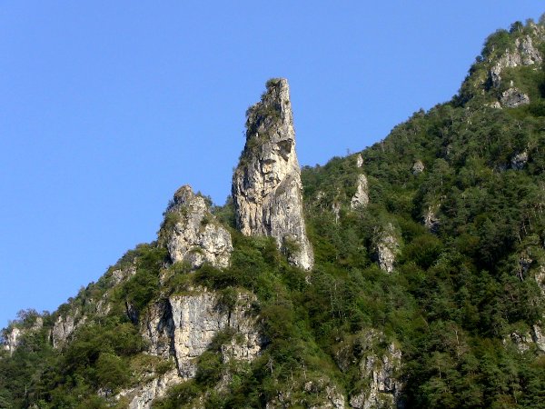 villa-idro-lake-natural-park-rocks-4